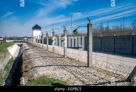 L'escrime et le tour de la sécurité du camp de concentration de Dachau Banque D'Images