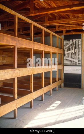 L'intérieur de la couchette chambres des casernes au camp de concentration de Dachau Banque D'Images