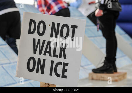 Inscrivez-vous à une piste de glace avise les personnes de ne pas marcher sur la glace Banque D'Images