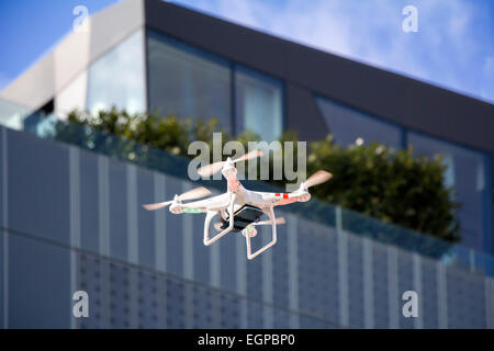 Radio controlled quadcopter drone volant dans la ville Banque D'Images