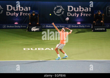 Dubaï, Émirats arabes unis, 28 février 2015. La Suisse de Roger Federer sert sur son chemin pour gagner la finale du 2015 Dubai Duty Free Tennis Championships. Federer a battu son adversaire Serbe Novak Djokovic en deux sets 6-3, 7-5 pour sécuriser son septième titre à Dubaï Crédit : Feroz Khan/Alamy Live News Banque D'Images