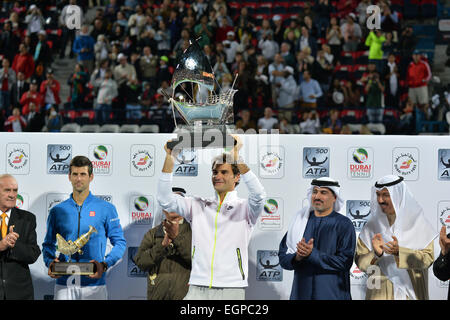 Dubaï, Émirats arabes unis, 28 février 2015. La Suisse de Roger Federer détient le trophée du Dubai Duty Free Tennis Championships. Federer a battu son adversaire Serbe Novak Djokovic en deux sets 6-3, 7-5 pour sécuriser son septième titre à Dubaï Banque D'Images