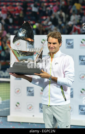 Dubaï, Émirats arabes unis, 28 février 2015. La Suisse de Roger Federer détient le trophée du Dubai Duty Free Tennis Championships. Federer a battu son adversaire Serbe Novak Djokovic en deux sets 6-3, 7-5 pour sécuriser son septième titre à Dubaï Banque D'Images