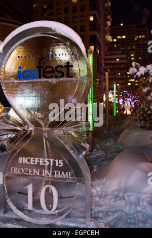 10e Icefest Bloor Yorkville Toronto Congelé à temps de glace 2015 signe hourglass à Village Park at night Banque D'Images