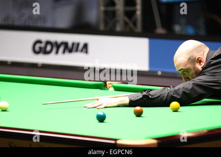 Gdynia, Pologne 28 10 févr. 2015 Gdynia Snooker PTC Polish Open 2015. Jammie Burnett visages Judd Trump lors de la deuxième journée de tournoi à Gdynia Arena sports hall Crédit : Michal Fludra/Alamy Live News Banque D'Images