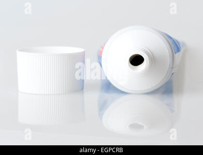 Tube de dentifrice sur fond gris Banque D'Images