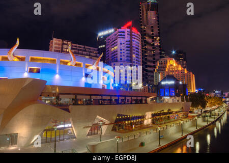 Vue latérale d'Hamer Hall Arts Center et Southbank promenade de nuit Melbourne Australie Banque D'Images