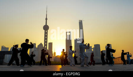 (Dossier) - Une archive photo datée du 11 novembre 2014 montre les toits de Shanghai, Chine. Photo : afp/Spata Ole Banque D'Images