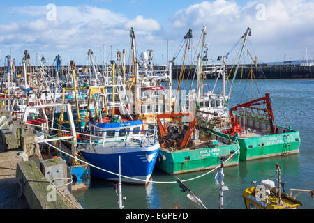 Les bateaux de pêche lié aux côtés du quai nord port de Scarborough North Yorkshire Angleterre UK Banque D'Images