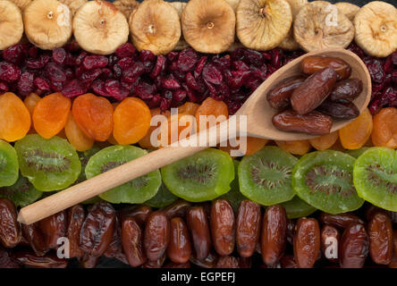 Cuillère en bois avec dates repose aux fruits secs Banque D'Images