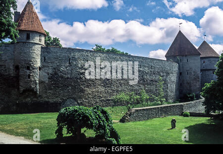 Mur avec des tours à la vieille ville de Tallinn Estonie Banque D'Images