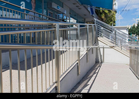 Mains courantes en acier inoxydable sont installés sur les murs et les étapes. Banque D'Images