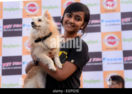 Une femme avec son animal sur scène de se joindre à la première convention d'animaux à Calcutta. C'est le plus grand animal de l'Inde, la Convention serait nourris Pet engouffrer les amoureux des animaux dans la ville de joie pour deux jours cette fois excitant et amusant avec des activités comme marcher, pet, pet therapy chiot chiot, jeux, cuisson gâteau Scooby Doo mystery, performance musicale et bien d'autres. L'événement comprend également un prestigieux défilé de chiens. © Saikat Paul/Pacific Press/Alamy Live News Banque D'Images