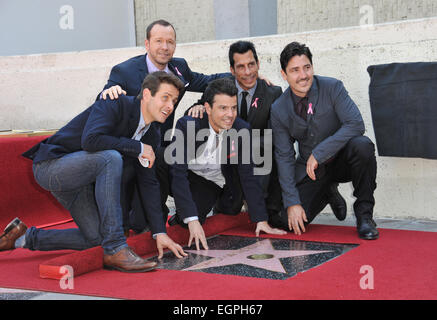 LOS ANGELES, CA - 9 octobre 2014 : Pop groupe New Kids on the Block - Jordan Knight, Jonathan Knight, Donnie Wahlberg, Joey MCINTYRE & Danny Wood - sur Hollywood Boulevard où ils ont été honorés avec le 2,530ème étoile sur le Hollywood Walk of Fame. Banque D'Images