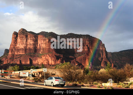 Rainbow au Courthouse Butte dans le village de Oak Creek, avec voiture sur l'autoroute 179 Banque D'Images