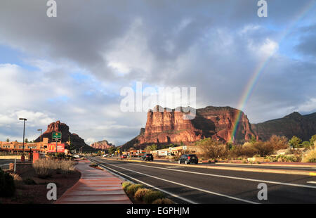 Scène de rue dans le village de Oak Creek, avec rainbow at Courthouse Butte et Bell Rock à distance Banque D'Images