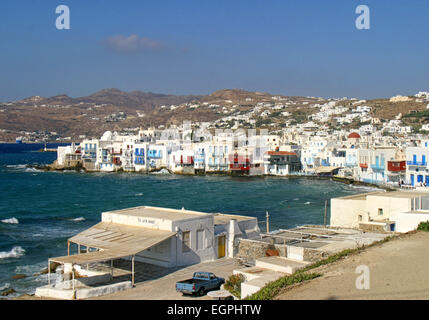 Chora, Mykonos, Grèce. 3e oct, 2004. Vue de la fameuse rangée de moulins à vent sur la colline surplombant la baie de Tourlos est la Petite Venise, ou Alefkandra, avec ses pittoresques rangées de maisons bordant la mer avec leurs balcons suspendues sur la mer. A l'origine appartenant à de riches marchands ou de capitaines, certains ont été transformés en bars, cafés, petites boutiques et galeries. Le tourisme est une industrie majeure et Mykonos attire un grand nombre de touristes chaque année. © Arnold Drapkin/ZUMA/Alamy Fil Live News Banque D'Images