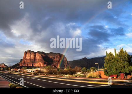 Scène de rue le long de la route 179 dans le village de Oak Creek, avec un arc-en-ciel at Courthouse Butte Banque D'Images