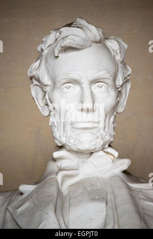 Statue du Mémorial Lincoln d'Abraham Lincoln Washington DC | WASHINGTON D.C., États-Unis — Un gros plan vertical de la statue du Mémorial Lincoln capture la tête et les épaules d'Abraham Lincoln en marbre blanc, sculptées par Daniel Chester French et achevées en 1920. La figure assise se trouve dans la salle centrale du mémorial, flanquée de colonnes sur lesquelles sont gravés le discours de seconde investiture de Lincoln et le discours de Gettysburg. Banque D'Images