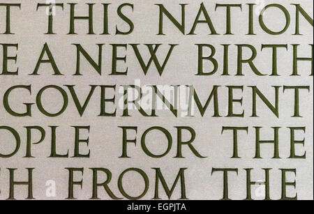 WASHINGTON DC, USA - libre d'une partie de l'Adresse de Gettysburg est gravée l'ino le mur du Lincoln Memorial à Washington DC. Le plan est axé sur le terme "gouvernement" qui forme la fameuse citation : "Le gouvernement du peuple, par le peuple, pour le peuple, ne doit pas périr de la terre.' Banque D'Images