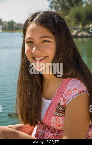 Hispanic-Caucasian teen girl 11-13 ans smiling portrait en parc avec lac.mixed race, de métissage multiculturel la diversité © Myrleen M. Pearson Banque D'Images