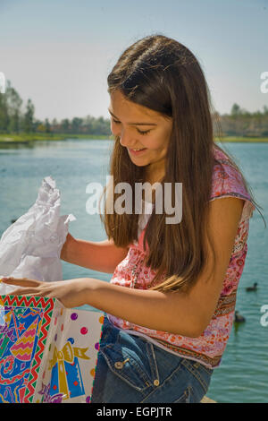 Les jeunes gens personne portrait d'interpolations de Tween/Caucasian girl 11-13 ans enfant Les enfants s'ouvre à l'extérieur cadeaux present MR © Myrleen Pearson Banque D'Images