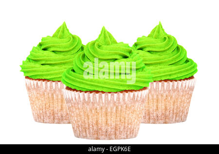 Trois cupcakes avec glaçage vert vif pour St Patricks Day, isolé sur fond blanc Banque D'Images