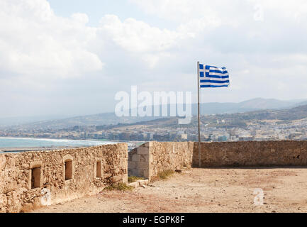 Drapeau grec à la citadelle Fortezza vénitienne ou dans la ville de Réthymnon sur l'île de Crète, Grèce, créé en 1573. Banque D'Images
