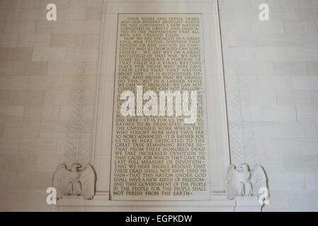 WASHINGTON DC, USA - Le texte de l'Adresse de Gettysburg gravée dans le mur sud à l'intérieur du Lincoln Memorial à Washington DC. Banque D'Images