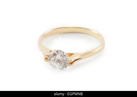 Anneau en or isolé sur fond blanc Banque D'Images