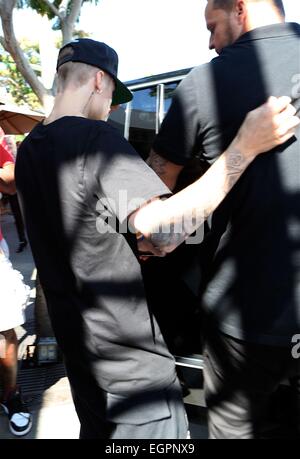 Justin Bieber cache sous un plafond Oakland Raiders pendant qu'il part Il Pastaio restaurant à Beverly Hills avec : Justin Bieber Où : Los Angeles, California, United States Quand : 26 août 2014 Banque D'Images