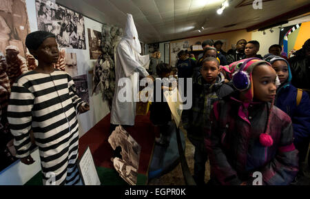 Baltimore, Maryland, USA. 28 Février, 2015. Un groupe d'église tours les installations de la National Great Blacks in Wax Museum. © Brian Cahn/ZUMA/Alamy Fil Live News Banque D'Images