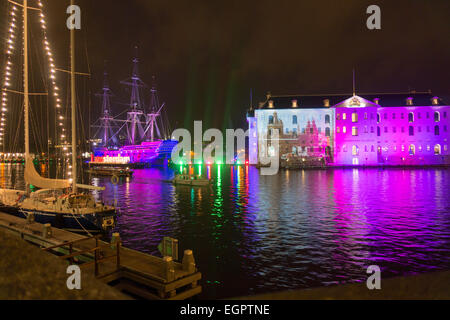 Vue de la National Maritime Museum à Amsterdam, illuminé la nuit en hiver. Banque D'Images