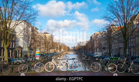 Les hivers ensoleillée journée à Amsterdam - bicyclettes sur Pont sur canal Banque D'Images