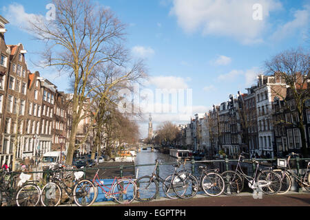 Amsterdam - scène emblématique des vélos sur Pont sur canal. Un jour d'hiver ensoleillé à Amersterdam Banque D'Images