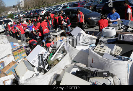 Vancouver, Canada. 28 Février, 2015. Vieux appareils sont recueillies au cours de l'événement de recyclage de l'électronique à Vancouver, Canada, le 28 février 2015. Les élèves d'écoles secondaires de Vancouver a organisé un pop up de recyclage pour aider les résidants à recycler leurs vieux appareils électroniques et électroménagers. L'événement vise à sensibiliser la conscience environnementale pour les communautés et pour leur rappeler de ne pas déverser les déchets dangereux en décharge. © Liang Sen/Xinhua/Alamy Live News Banque D'Images