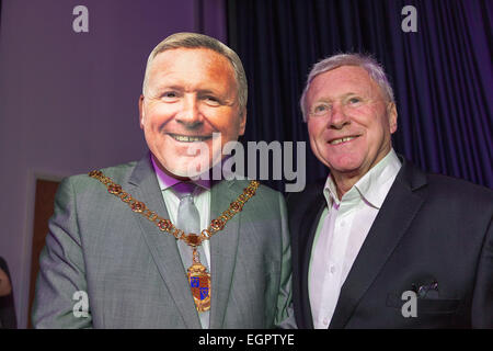 Birmingham, West Midlands, Royaume-Uni. 28 Février, 2015. Big Center TV : le conseiller Pete Smith, maire de Walsall à gauche portant un masque avec David Hamilton David Hamilton radiodiffuseur Présentateur réel droit lors du lancement de la nouvelle station de télévision des Midlands. Big Center TV est la nouvelle station de télévision locale pour les Midlands - Birmingham, Birmingham, Wolverhampton, Solihull et le Black Country. La chaîne a commencé à émettre sur la TNT 8 à 6h le samedi 28 février 2015. La station dessert un public potentiel de 2,3 millions de dollars autour de Birmingham et le Black Country. Crédit : John Henshall/Alamy Live News Banque D'Images