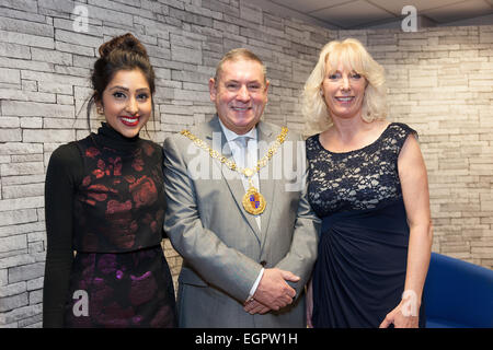 Birmingham, West Midlands, Royaume-Uni. 28 Février, 2015. Monika Plaha Journaliste vidéo à gauche et Monica : présentateur du programme TV Cuppa droite avec Pete Smith Conseiller Maire de Walsall lors du lancement de la nouvelle station de télévision des Midlands. Big Center TV est la nouvelle station de télévision locale pour les Midlands - Birmingham, Birmingham, Wolverhampton, Solihull et le Black Country. La chaîne a commencé à émettre sur la TNT 8 à 6h le samedi 28 février 2015. La station dessert un public potentiel de 2,3 millions de dollars autour de Birmingham et le Black Country. Crédit : John Henshall/Alamy Live News p.0 Banque D'Images