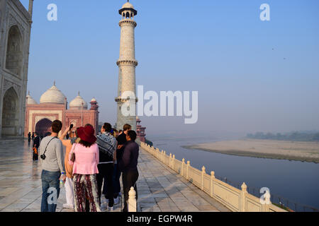 Taj Mahal touristes dans la rivière Yamuna, Agra Inde Banque D'Images