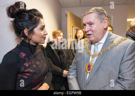 Birmingham, West Midlands, Royaume-Uni. 28 Février, 2015. Journaliste vidéo Monika Plaha Conseiller parle de Pete Smith, maire de Walsall lors du lancement de la nouvelle station de télévision des Midlands. Big Center TV est la nouvelle station de télévision locale pour les Midlands - Birmingham, Birmingham, Wolverhampton, Solihull et le Black Country. La chaîne a commencé à émettre sur la TNT 8 à 6h le samedi 28 février 2015. La station dessert un public potentiel de 2,3 millions de dollars autour de Birmingham et le Black Country. Crédit : John Henshall/Alamy Live News PAR0446 Banque D'Images