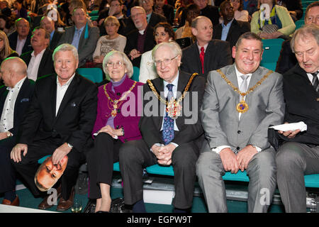 Birmingham, West Midlands, Royaume-Uni. 28 Février, 2015. Diffuseur présentateur David Hamilton gauche avec le maire et le maire de Lichfield et le maire de Walsall lors du lancement de la nouvelle station de télévision des Midlands. Big Center TV est la nouvelle station de télévision locale pour les Midlands - Birmingham, Birmingham, Wolverhampton, Solihull et le Black Country. La chaîne a commencé à émettre sur la TNT 8 à 6h le samedi 28 février 2015. La station dessert un public potentiel de 2,3 millions de dollars autour de Birmingham et le Black Country. Crédit : John Henshall/Alamy Live News PAR0445 Banque D'Images