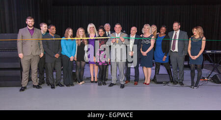 Birmingham, West Midlands, Royaume-Uni. 28 Février, 2015. Pete Smith Conseiller Maire de Walsall coupe le ruban pour lancer la nouvelle station de télévision Midlands entouré par le personnel de la station. Big Center TV est la nouvelle station de télévision locale pour les Midlands - Birmingham, Birmingham, Wolverhampton, Solihull et le Black Country. La chaîne a commencé à émettre sur la TNT 8 à 6h le samedi 28 février 2015. La station dessert un public potentiel de 2,3 millions de dollars autour de Birmingham et le Black Country. Crédit : John Henshall/Alamy Live News PAR0441 Banque D'Images