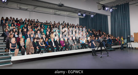 Birmingham, West Midlands, Royaume-Uni. 28 Février, 2015. Public cible de la mine Centre studio regardent le Pete Smith Conseiller Maire de Walsall coupe le ruban pour lancer la nouvelle station de télévision des Midlands. Big Center TV est la nouvelle station de télévision locale pour les Midlands - Birmingham, Birmingham, Wolverhampton, Solihull et le Black Country. La chaîne a commencé à émettre sur la TNT 8 à 6h le samedi 28 février 2015. La station dessert un public potentiel de 2,3 millions de dollars autour de Birmingham et le Black Country. Crédit : John Henshall/Alamy Live News PAR0442 Banque D'Images