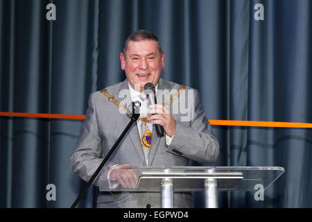 Birmingham, West Midlands, Royaume-Uni. 28 Février, 2015. Big Center TV passe sur l'air. Pete Smith Conseiller Maire de Walsall parle lors du lancement de la nouvelle station de télévision des Midlands. Big Center TV est la nouvelle station de télévision locale pour les Midlands - Birmingham, Birmingham, Wolverhampton, Solihull et le Black Country. La chaîne a commencé à émettre sur la TNT 8 à 6h le samedi 28 février 2015. La station dessert un public potentiel de 2,3 millions de dollars autour de Birmingham et le Black Country. Crédit : John Henshall/Alamy Live News PAR0443 Banque D'Images