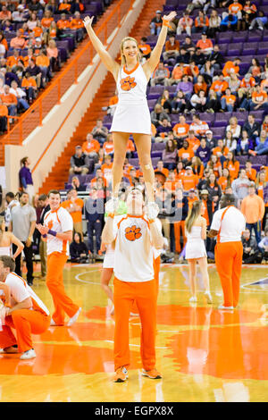 28 février 2015 : Clemson Cheerleaders effectuer pendant un délai d'attente au cours de la 2e moitié de l'action entre Georgia Tech et Clemson Tigers à Littlejohn Coliseum à Clemson, SC. Défaites Clemson Georgia Tech 70-63. Banque D'Images