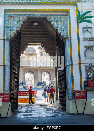 Udaipur, Inde - 3 déc. : les touristes non identifiés s'est rendu à Udaipur City Palace à Udaipur, Inde le 3 décembre 2014 Banque D'Images