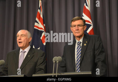 Canberra, Australie. 1er mars 2015. Vice-Premier Ministre australien Warren Truss (L) et Sir Angus Houston, président de l'Australie est le gestionnaire de contrôle de la circulation aérienne, faire une annonce à la maison du parlement à Canberra, Australie, 1 mars 2015. Vice-Premier Ministre australien Warren Truss, a annoncé dimanche que l'Australie va effectuer un essai avec la Malaisie et l'Indonésie pour suivre de plus près des avions à travers ciel au-dessus de zones océaniques. © Xu Haijing/Xinhua/Alamy Live News Banque D'Images