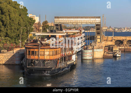 Esna Lock est un dispositif aux embarcations de monter ou de descendre entre les plans d'eau de différents niveaux sur Nil à Esna, Egypte Banque D'Images