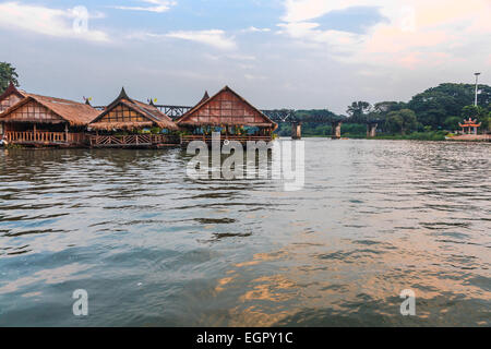 Voir à la rivière Kwai à Kanchanaburi, Thaïlande Banque D'Images