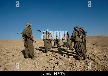 Un groupe de femmes des combattants kurdes des unités pour femmes libres raccourcie en YJA STAR l'aile militaire des femmes du Parti des Travailleurs du Kurdistan PKK lourdement armés stand dans une zone montagneuse dans la campagne de Makhmur près de Mossoul dans le Nord de l'Irak Banque D'Images